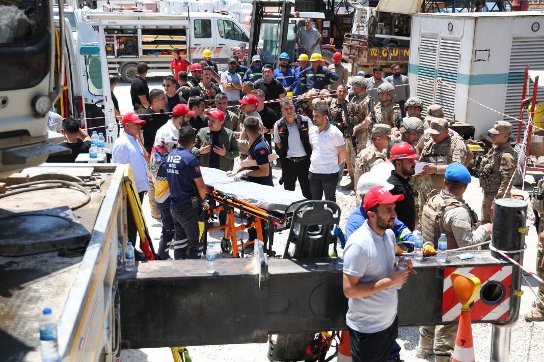 Gabar Dağı'nda ölen mühendise son veda! Petrol sahasında sondaj kulesi devrilmişti 37